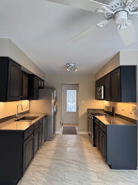 Kitchen - 1963 Nottingham Ln, Wheaton, IL 60189 photo 4 of 4
