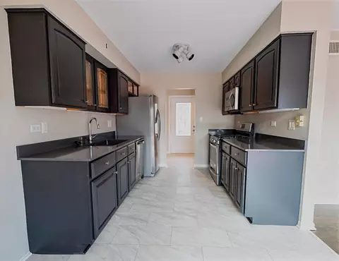 Kitchen - 1963 Nottingham Ln, Wheaton, IL 60189 photo 1 of 4