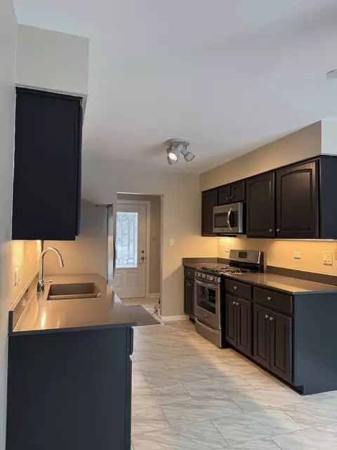 Kitchen - 1963 Nottingham Ln, Wheaton, IL 60189 photo 3 of 4