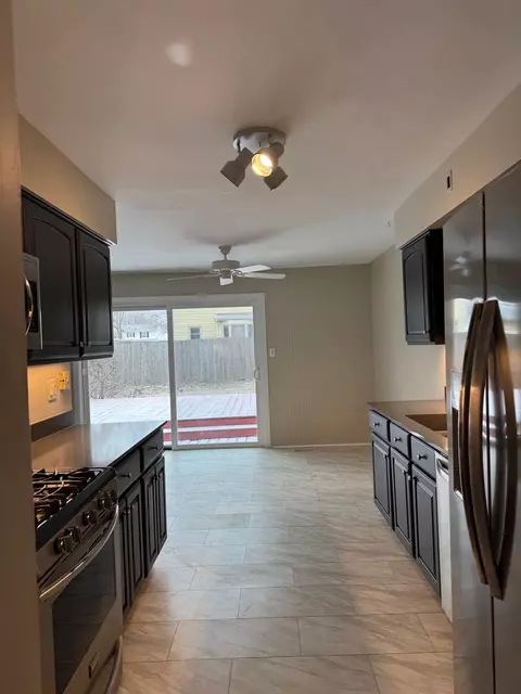 Kitchen - 1963 Nottingham Ln, Wheaton, IL 60189 photo 2 of 4