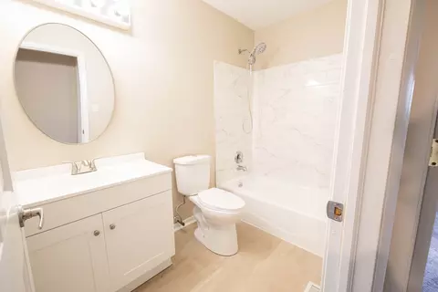 Bath - 1963 Nottingham Ln, Wheaton, IL 60189 photo 1 of 4