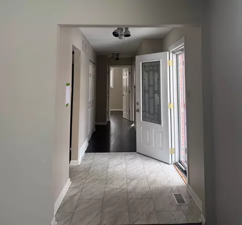 Entry Way - 1963 Nottingham Ln, Wheaton, IL 60189 photo 2 of 6
