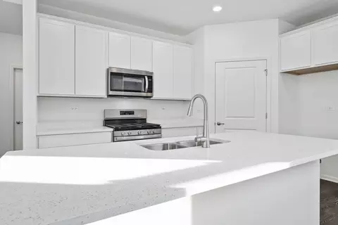 Kitchen - 980 Eineke Blvd, Algonquin, IL 60102 photo 4 of 4