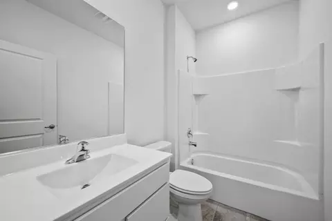Bath - 980 Eineke Blvd, Algonquin, IL 60102 photo 1 of 2