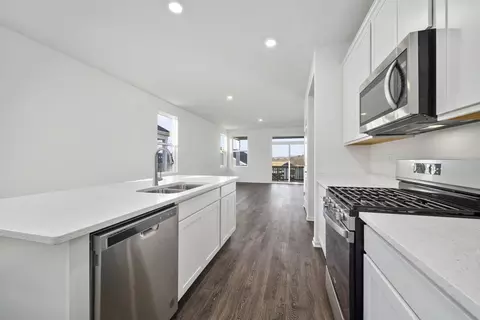 Kitchen - 980 Eineke Blvd, Algonquin, IL 60102 photo 3 of 4