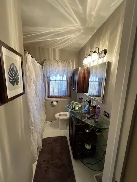 Bath - 1714 E Lincoln Ave, Des Plaines, IL 60018 photo 2 of 2