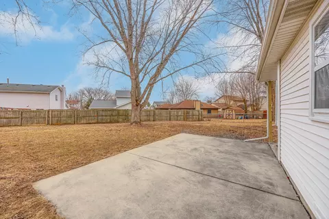 1060 Dover Ln, Aurora, IL 60504 photo 4