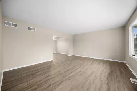 1060 Dover Ln, Aurora, IL 60504 photo 8