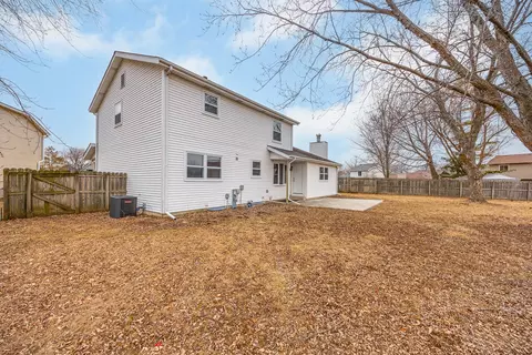 1060 Dover Ln, Aurora, IL 60504 photo 2