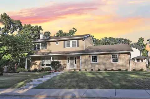 100 E Hattendorf Ave, Roselle, IL 60172