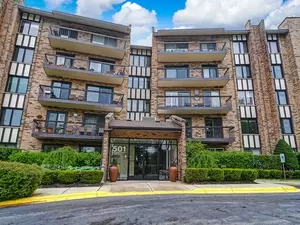 501 Lake Hinsdale Dr #411, Willowbrook, IL 60527