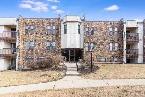 2214 Country Club Dr #12, Woodridge, IL 60517
