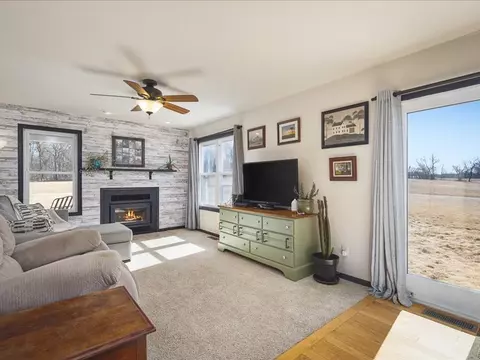 Living - 91141 Melugins, Compton, IL 61318 photo 1 of 3
