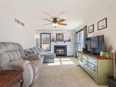 Living - 91141 Melugins, Compton, IL 61318 photo 2 of 3