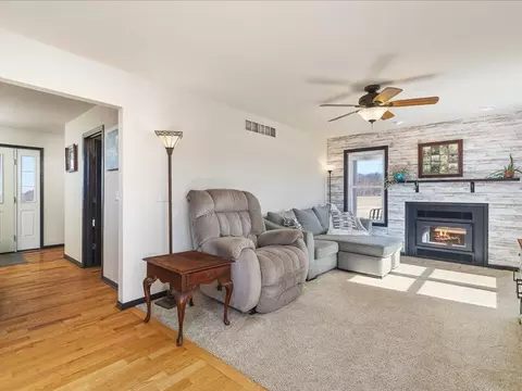 Living - 91141 Melugins, Compton, IL 61318 photo 3 of 3