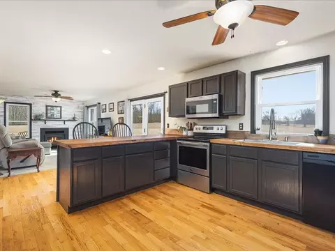 Kitchen - 91141 Melugins, Compton, IL 61318 photo 4 of 6