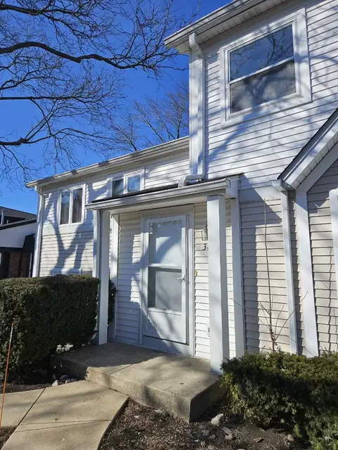 360 Inverrary Ln #C2, Deerfield, IL 60015
