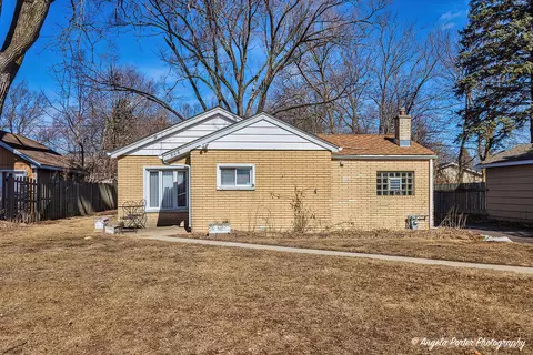 906 20th St, Zion, IL 60099