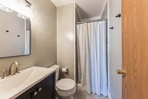 Bath - 3706 W Cornell Ct, Mchenry, IL 60050 photo 1 of 2