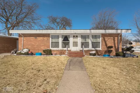 44 S Iowa Ave, Addison, IL 60101