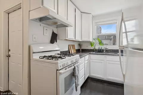 Kitchen - 1721 N Artesian Ave, Chicago, IL 60647 photo 2 of 5
