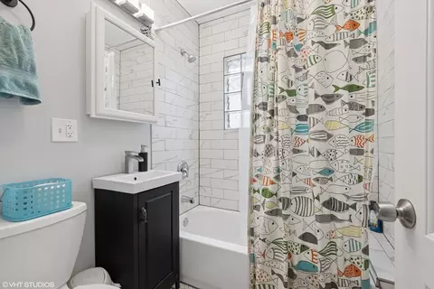 Bath - 1721 N Artesian Ave, Chicago, IL 60647 photo 2 of 4