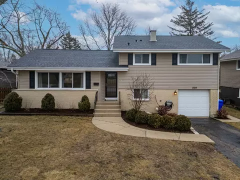209 S Hazelton Ave, Wheaton, IL 60187