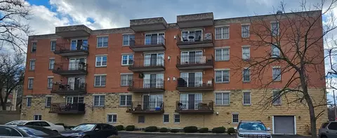 8733 Willow Blvd #4E, Willow Springs, IL 60480