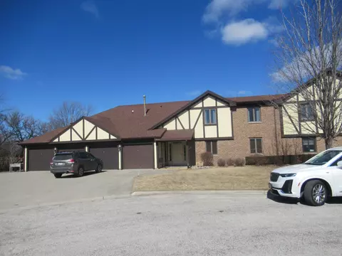 605 Carol Ct #B-1, Pontiac, IL 61764