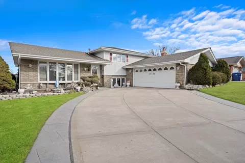 8935 S 81st Ave, Hickory Hills, IL 60457