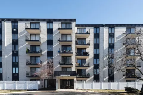 9731 N Fox Glen Dr #3E, Niles, IL 60714