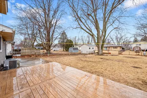 1366 Blackhawk Dr, Elgin, IL 60120 photo 29