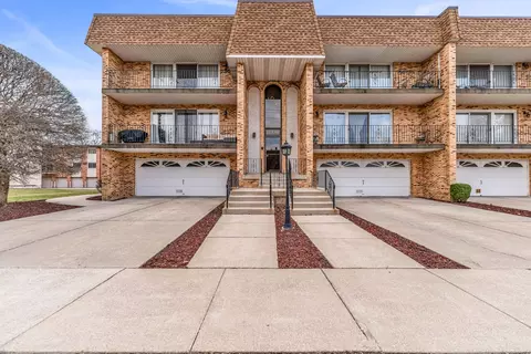 4149 W 97th St #101, Oak Lawn, IL 60453