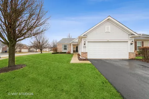 2790 Beacon Point Cir, Elgin, IL 60124