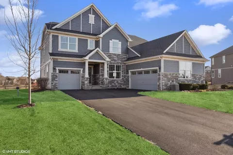 1021 Mayhaw Dr, Crystal Lake, IL 60012