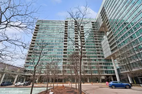 9725 Woods Dr #806, Skokie, IL 60077
