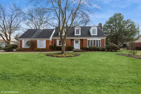 42 E Canterbury Ln, Northfield, IL 60093