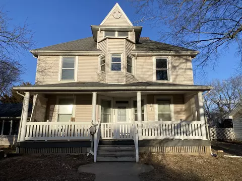 710 Market St, Henry, IL 61537