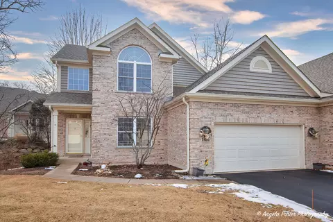 1431 White Oak Ln, Woodstock, IL 60098