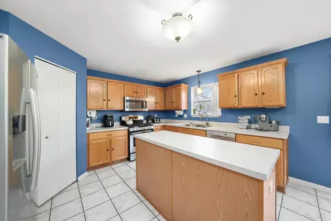 Kitchen - 2013 Heatherstone Ct, Plainfield, IL 60586 photo 4 of 5