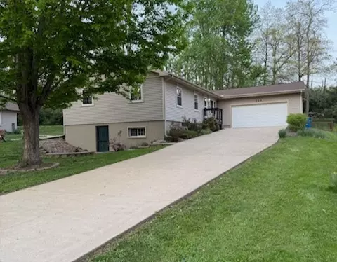 723 Heritage Dr, Mackinaw, IL 61755
