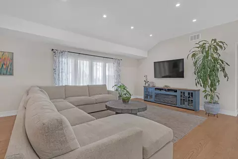Living - 1618 E Cedar Ln, Mount Prospect, IL 60056 photo 2 of 3