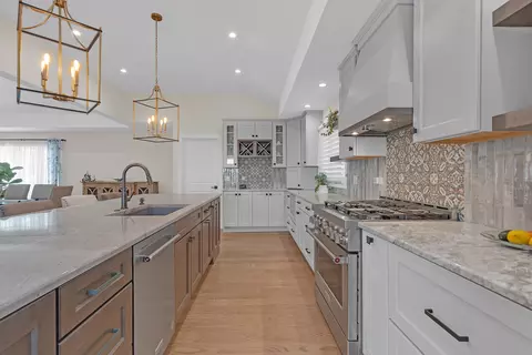 Kitchen - 1618 E Cedar Ln, Mount Prospect, IL 60056 photo 5 of 5
