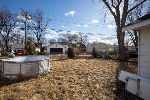 Exterior - 3907 Clearbrook Ave, Mchenry, IL 60050 photo 5 of 7