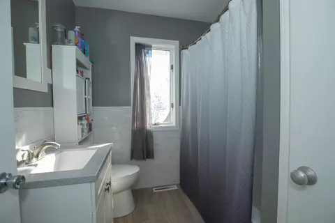 Bath - 3907 Clearbrook Ave, Mchenry, IL 60050 photo 2 of 3