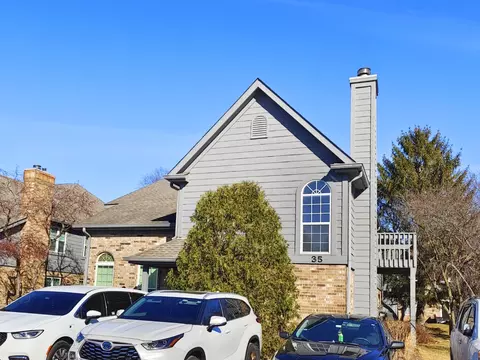 35 Foxcroft Rd #203, Naperville, IL 60565