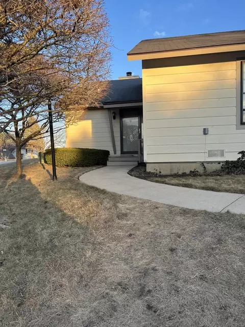 701 Colby Ct, Gurnee, IL 60031
