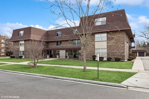 475 Shenstone Rd #203, Riverside, IL 60546