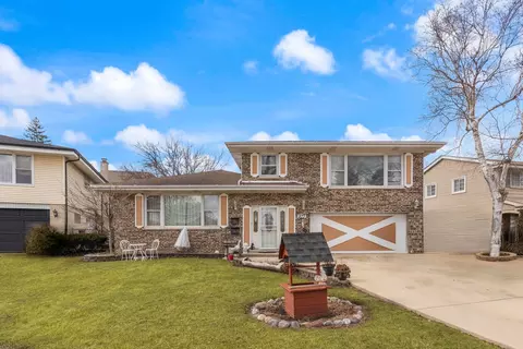 870 W Heritage Dr, Addison, IL 60101
