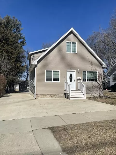 910 W Division St, Normal, IL 61761